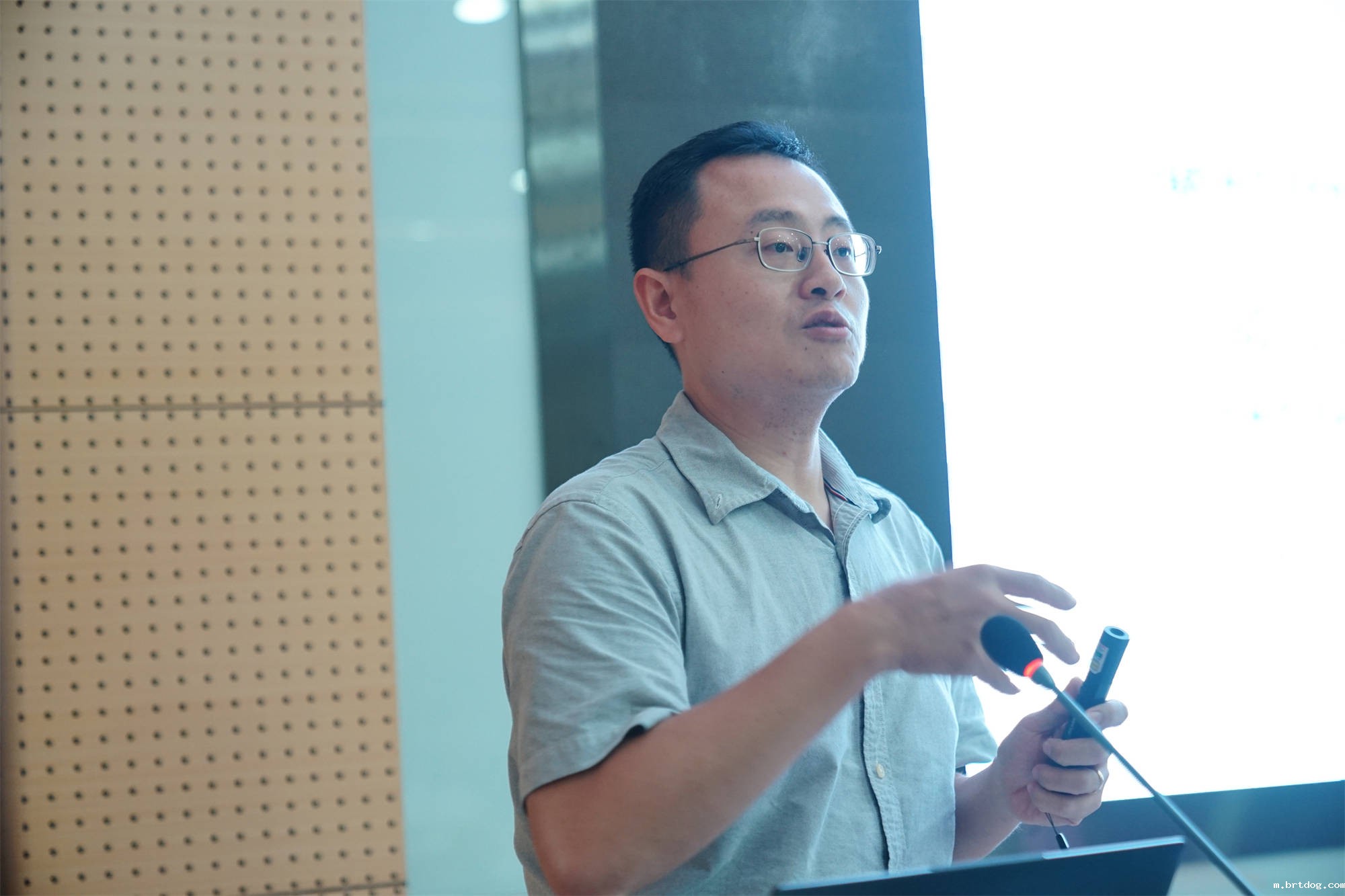 聆听专家讲座1.jpg 聆听专家讲座1.jpg