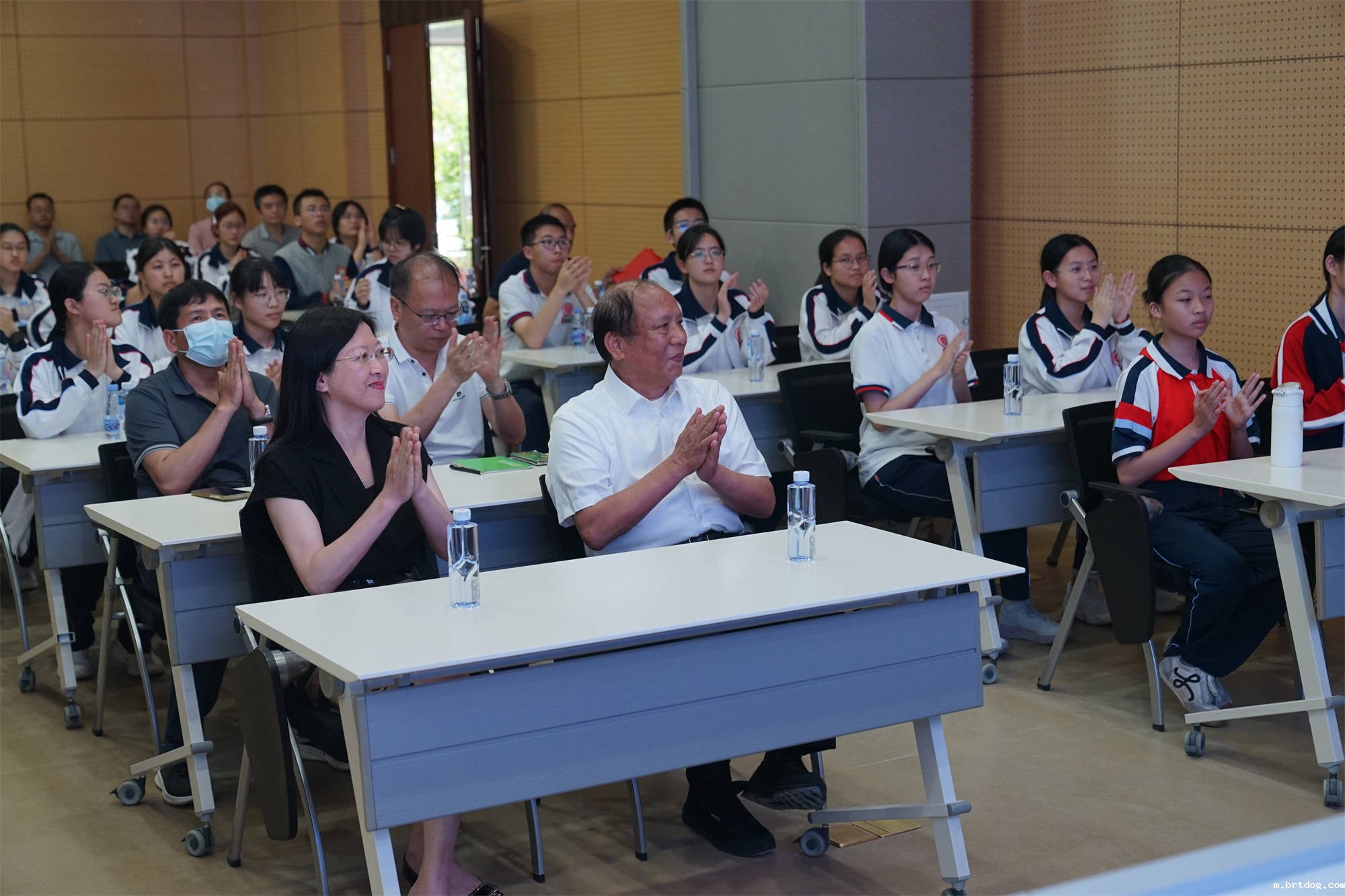 聆听专家讲座2.jpg 聆听专家讲座2.jpg